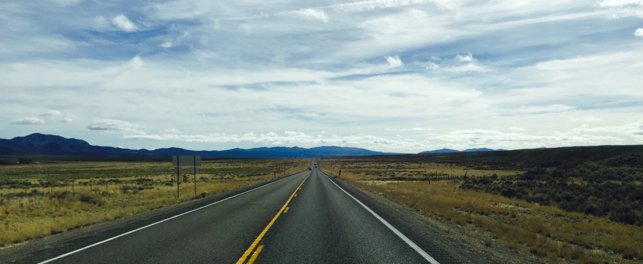 Carretera abierta hacia el horizonte